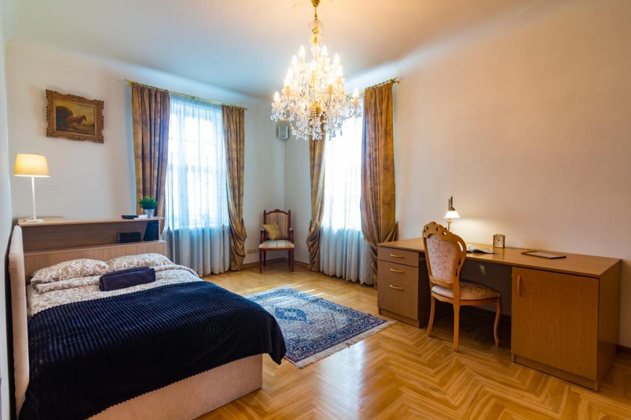 Classic Style Apartment In The Center Of 리가 외부 사진