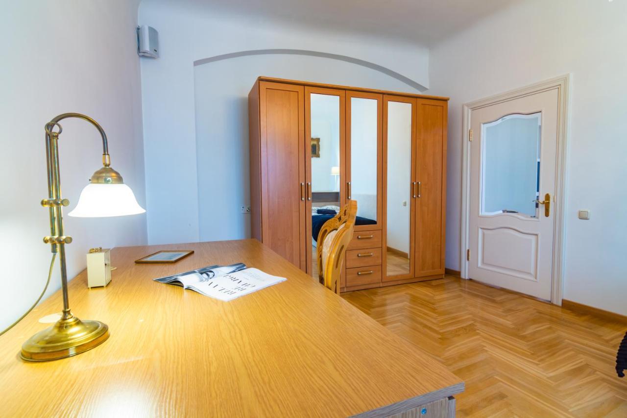 Classic Style Apartment In The Center Of 리가 외부 사진