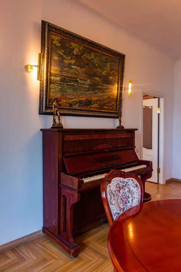 Classic Style Apartment In The Center Of 리가 외부 사진