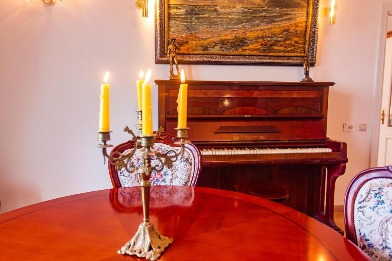 Classic Style Apartment In The Center Of 리가 외부 사진