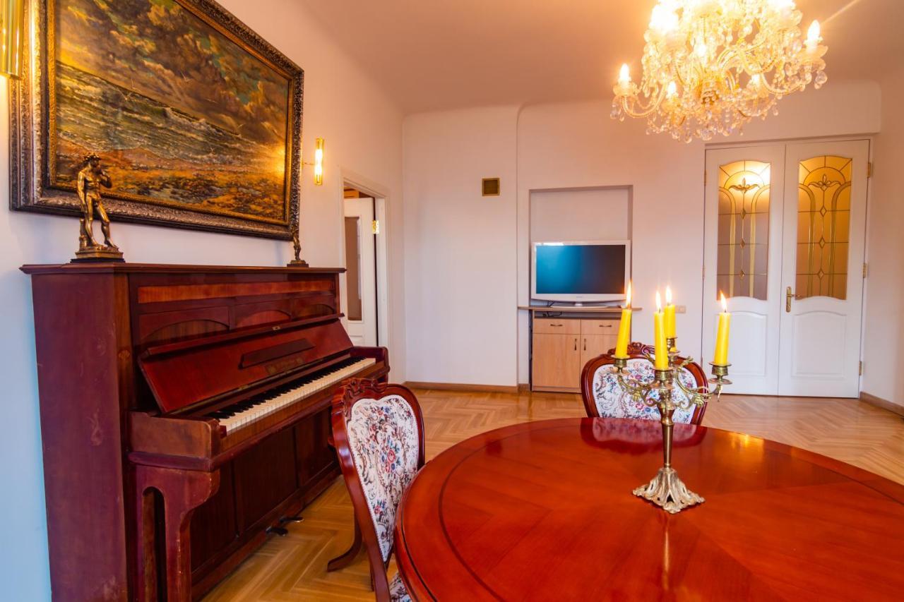 Classic Style Apartment In The Center Of 리가 외부 사진