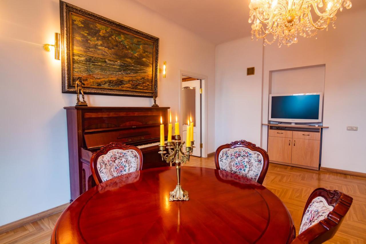 Classic Style Apartment In The Center Of 리가 외부 사진