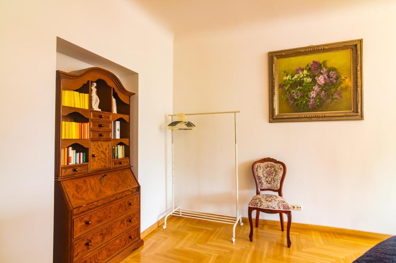Classic Style Apartment In The Center Of 리가 외부 사진