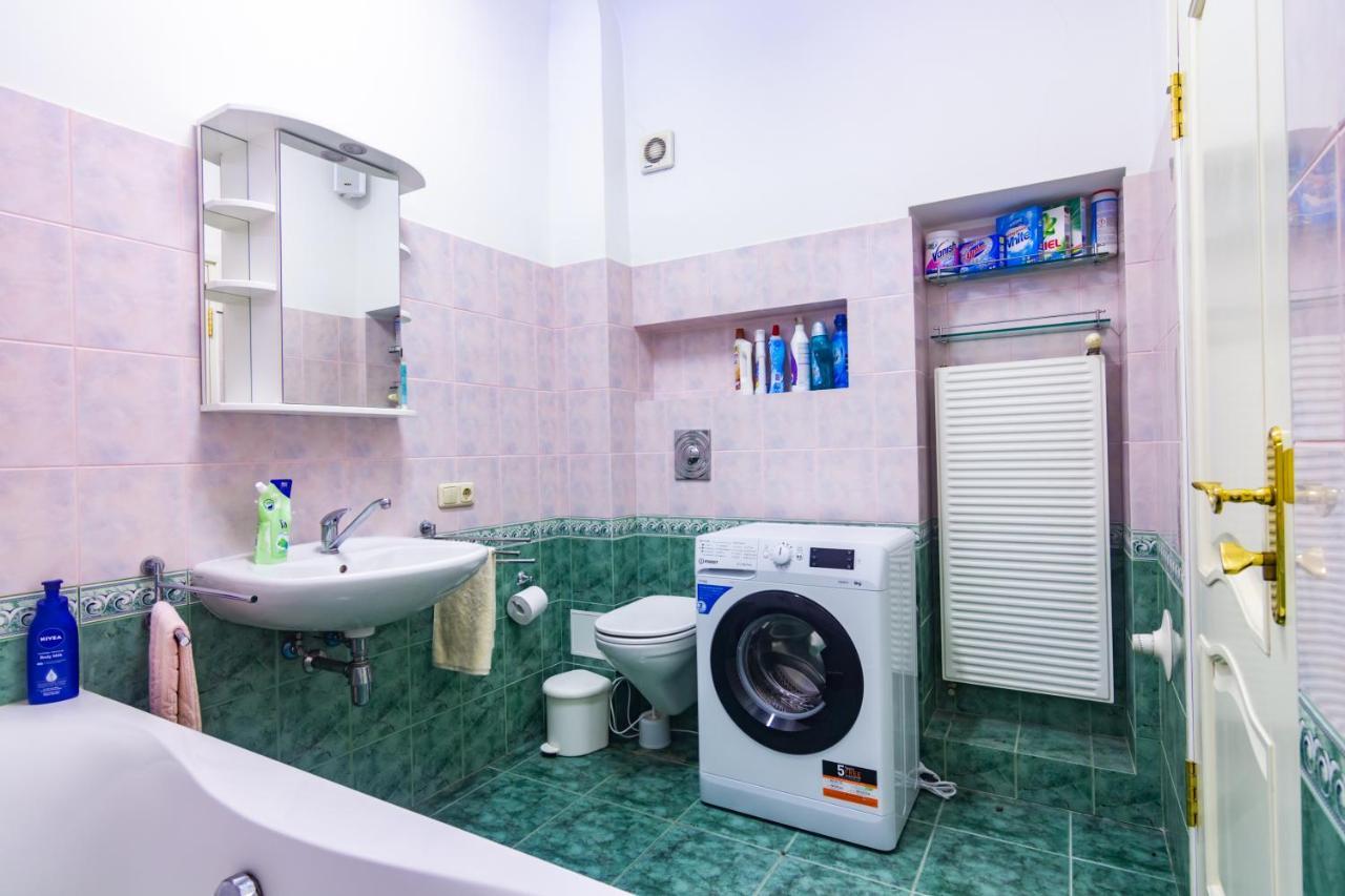 Classic Style Apartment In The Center Of 리가 외부 사진